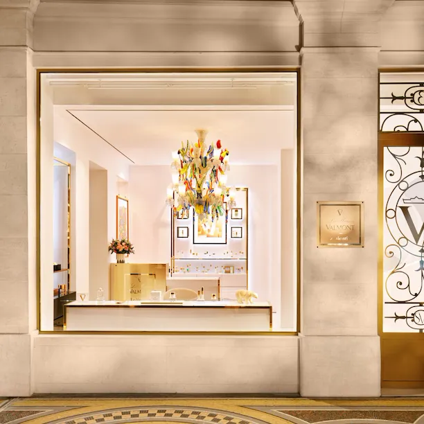 View from the street of the store window of La Maison Valmont pour Le Meurice, Paris - Dorchester Collection