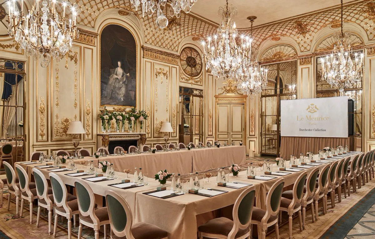 Salon Pompadour au Meurice avec la configuration de la salle de classe comprenant un projecteur plein écran pour les présentations.