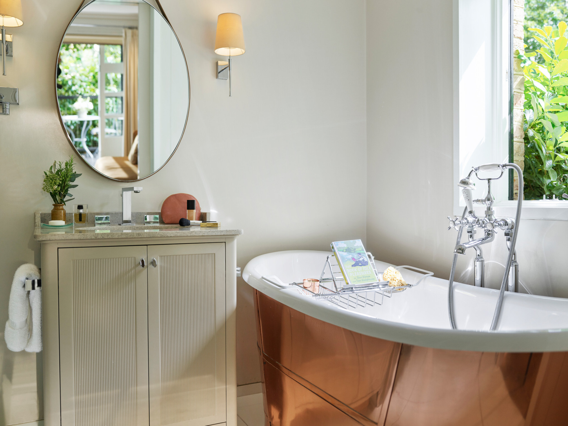 Coworth Park-Stable Junior suite-Loft Cottage-bath-highres