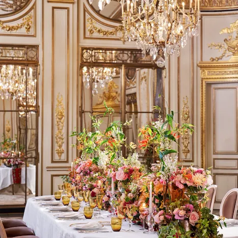Dîner de table avec décoration florale et vaisselle au Salon Pompadour du Meurice, Paris - Dorchester Collection