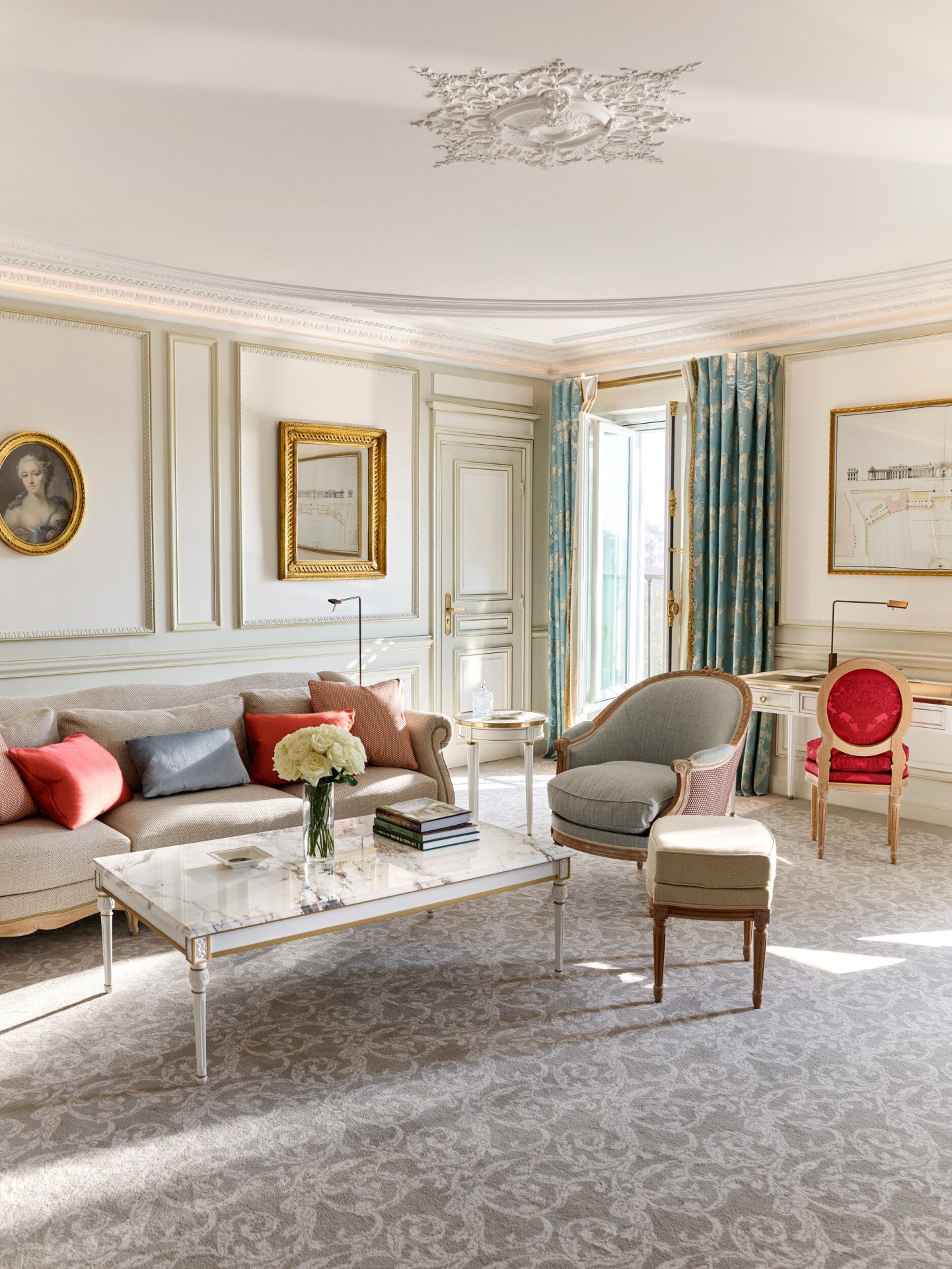 Living room of a prestige suite at Le Meurice, Paris.