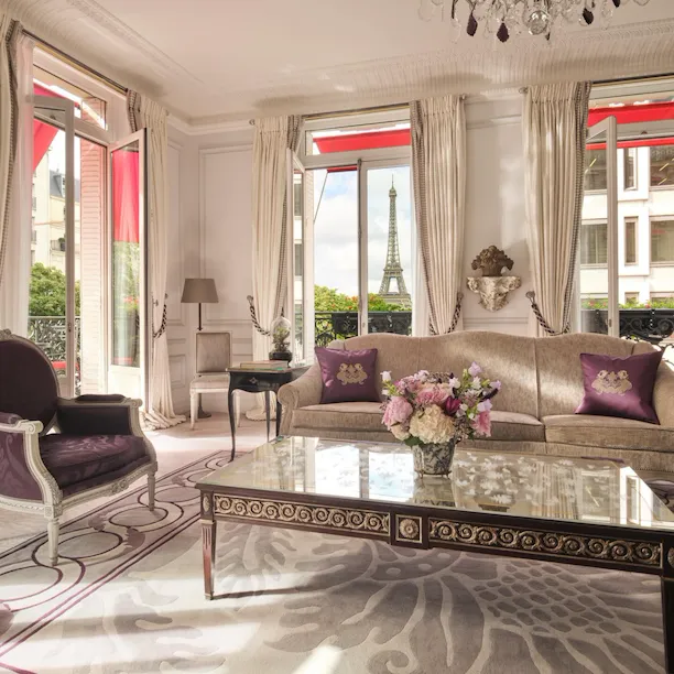 Esta é a sala de estar da Suite Eiffel #261 no Plaza Athénée com uma vista direta sobre a Torre Eiffel.