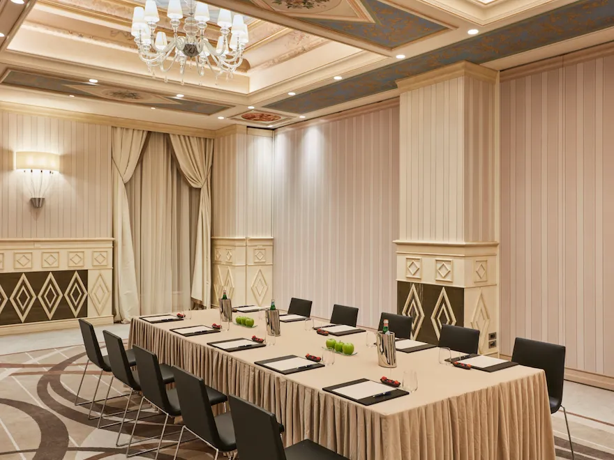 Sala riunioni con tavolo con block notes