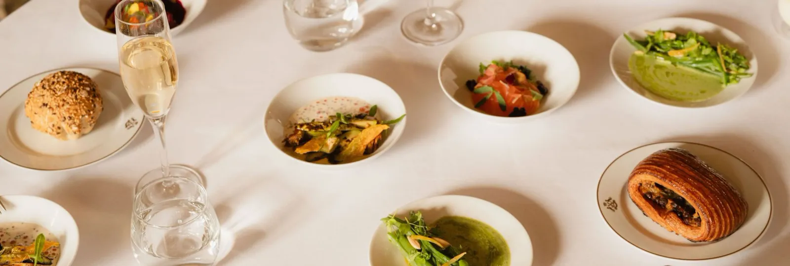 This visuals shows the brunch served in restaurant Le Meurice Alain Ducasse in Le Meurice.