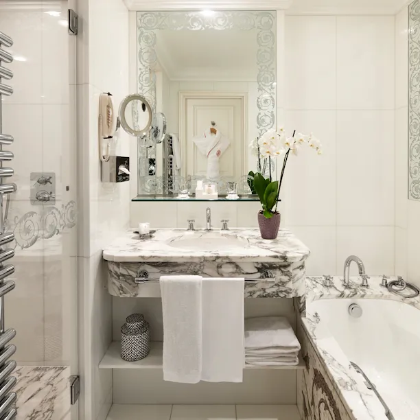 La salle de bain de la Single room de l'hôtel Plaza Athénée