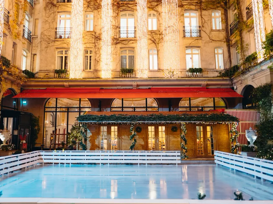 Picture of the Plaza Athenee's chalet with the skating rink 2022