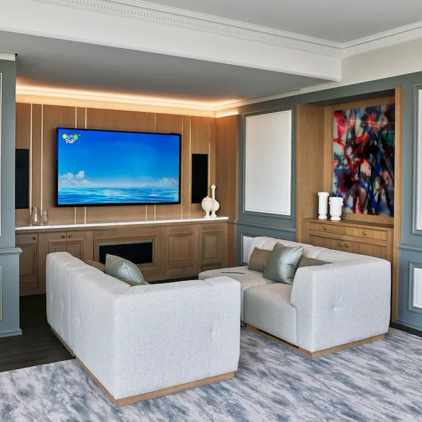 Vue lointaine sur le home cinéma de la suite Belle Etoile du Meurice, Paris.