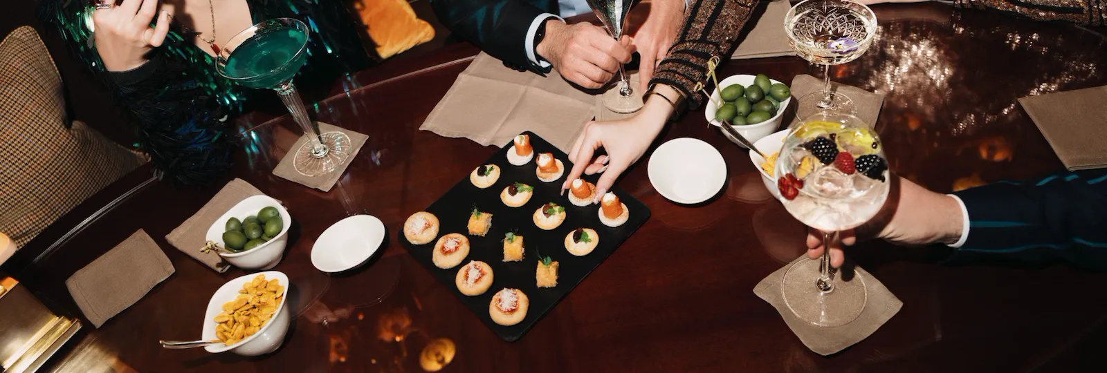 Persone che fanno aperitivo al Principe Bar