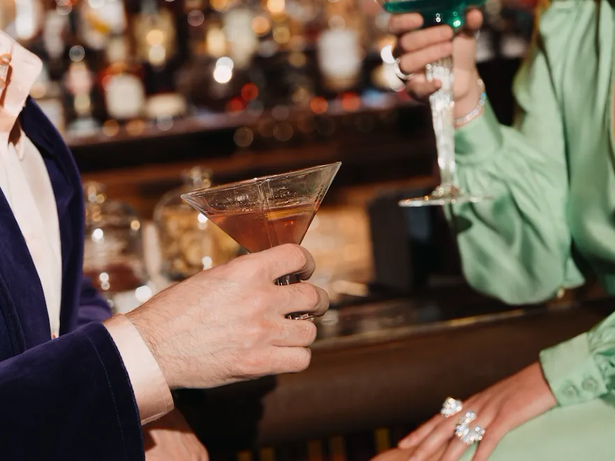 Detail of a couple drinking cocktails at the Principe Bar