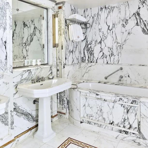 Vue d'ensemble de la salle de bain d'une suite supérieure au Meurice, Paris.