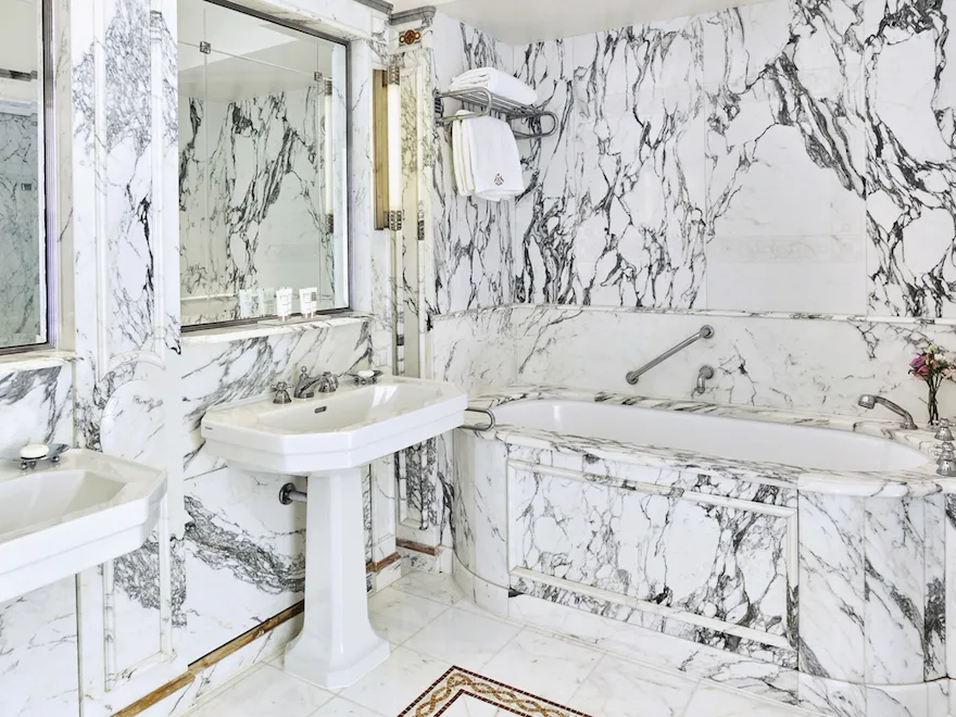 Vue d'ensemble de la salle de bain d'une suite supérieure au Meurice, Paris.