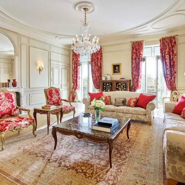 Salon de l'appartement présidentiel mettant en valeur les fenêtres du Meurice, Paris.
