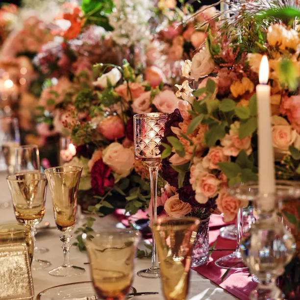 Vaisselle et détails floraux au Salon Pompadour au Meurice, Paris - Dorchester Collection