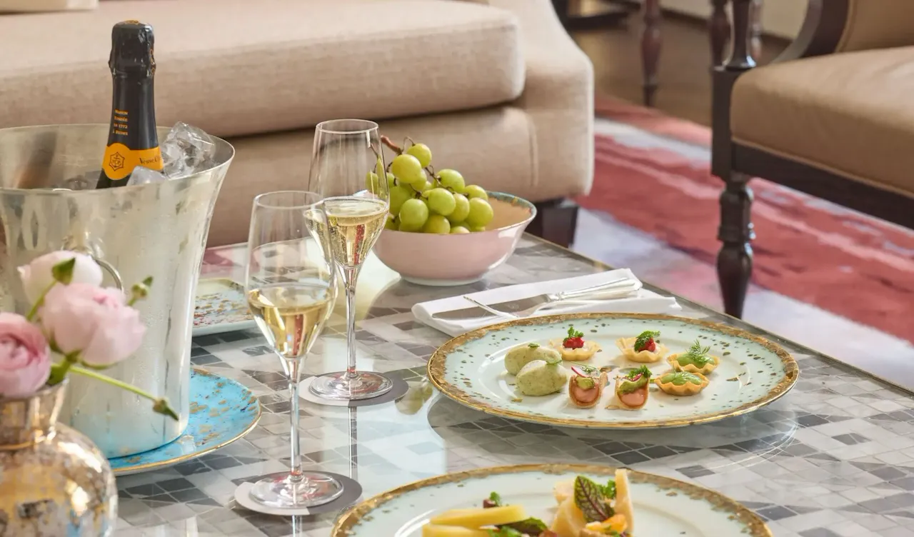 Tavolo da salotto apparecchiato con la collezione di porcellane eden Home