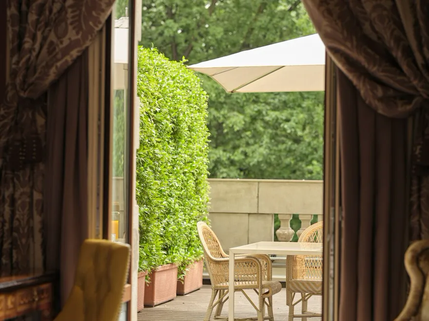 Vista della terrazza dalla Deluxe Terrace Room con mobili da esterno sullo sfondo