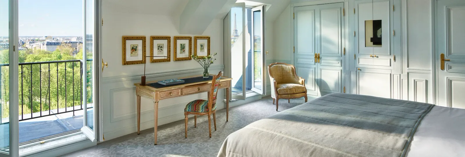 Chambre exécutive avec balcon donnant sur le jardin des Tuileries au Meurice, Paris