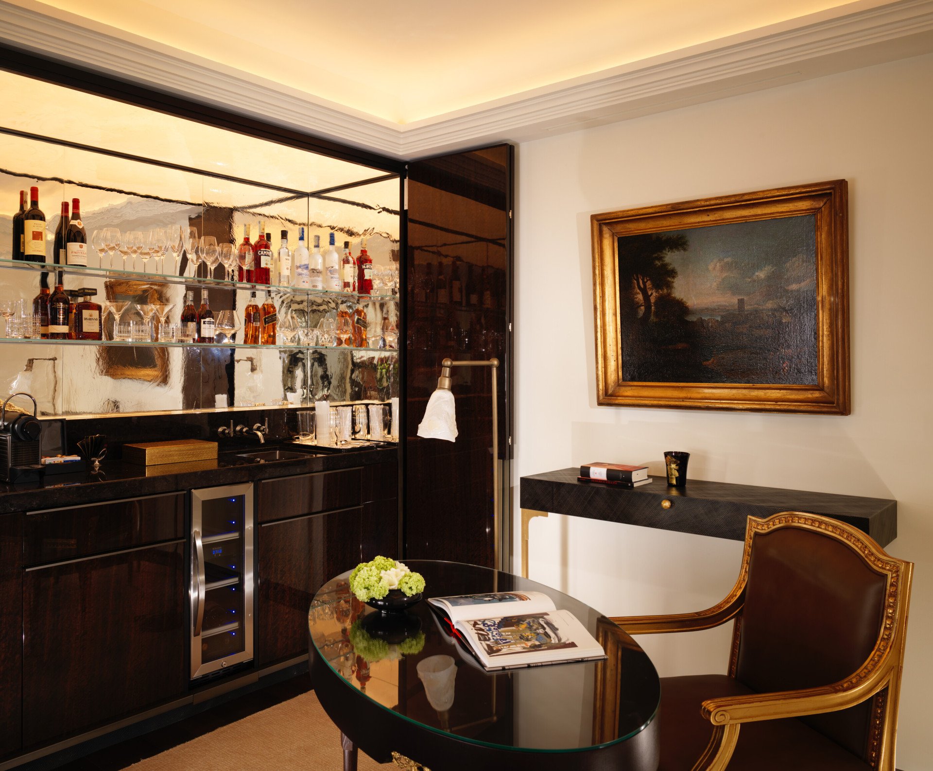 Angolo bar privato all'interno della Suite Presidenziale Villa Medici a Hotel Eden Roma