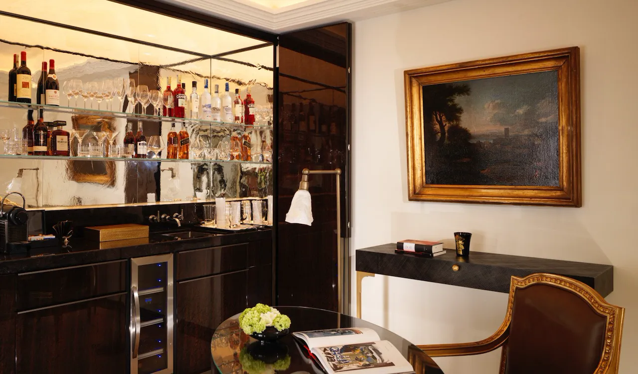 Angolo bar privato all'interno della Suite Presidenziale Villa Medici a Hotel Eden Roma