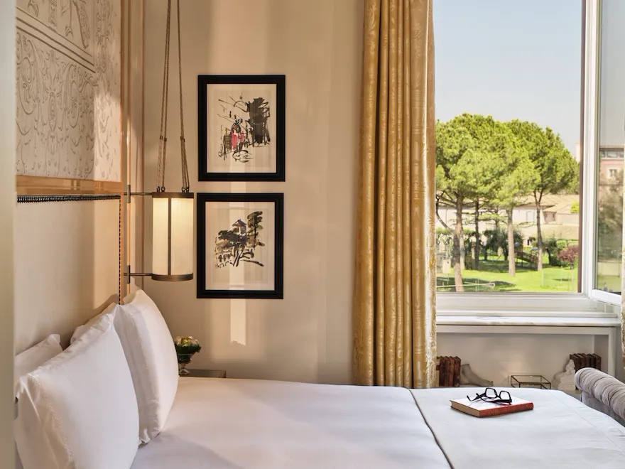 Camera da letto di suite con vista a Hotel Eden Roma
