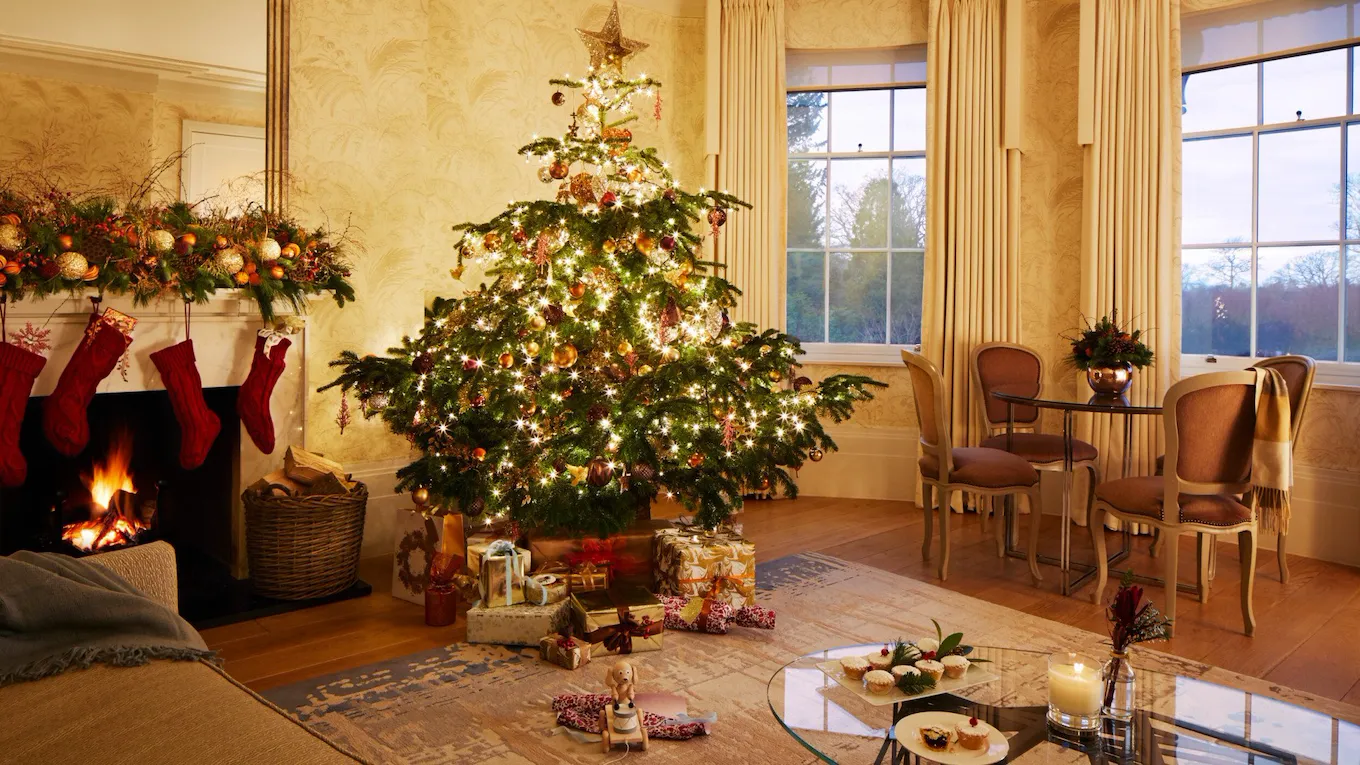 Coworth Park-Christmas-Arbuthnot Suite-with toy-highres