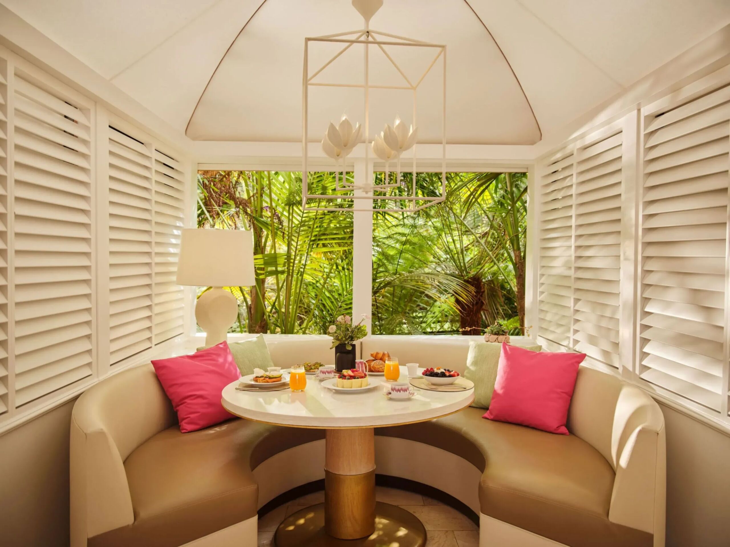 Alcove booth breakfast moment in The Restaurant at Hotel Bel-Air 