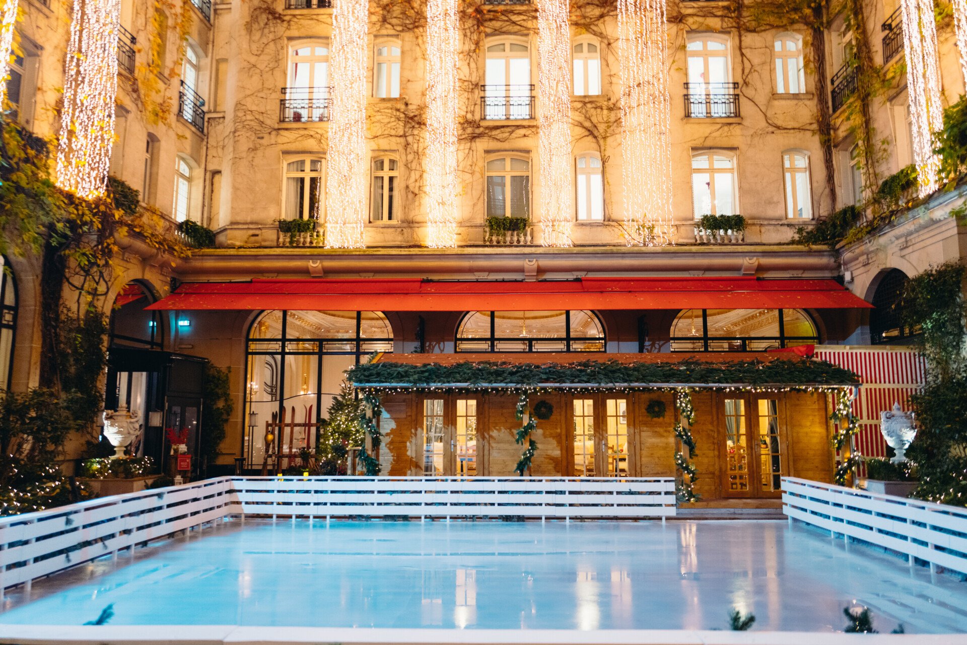 Picture of the Plaza Athenee's chalet with the skating rink 2022
