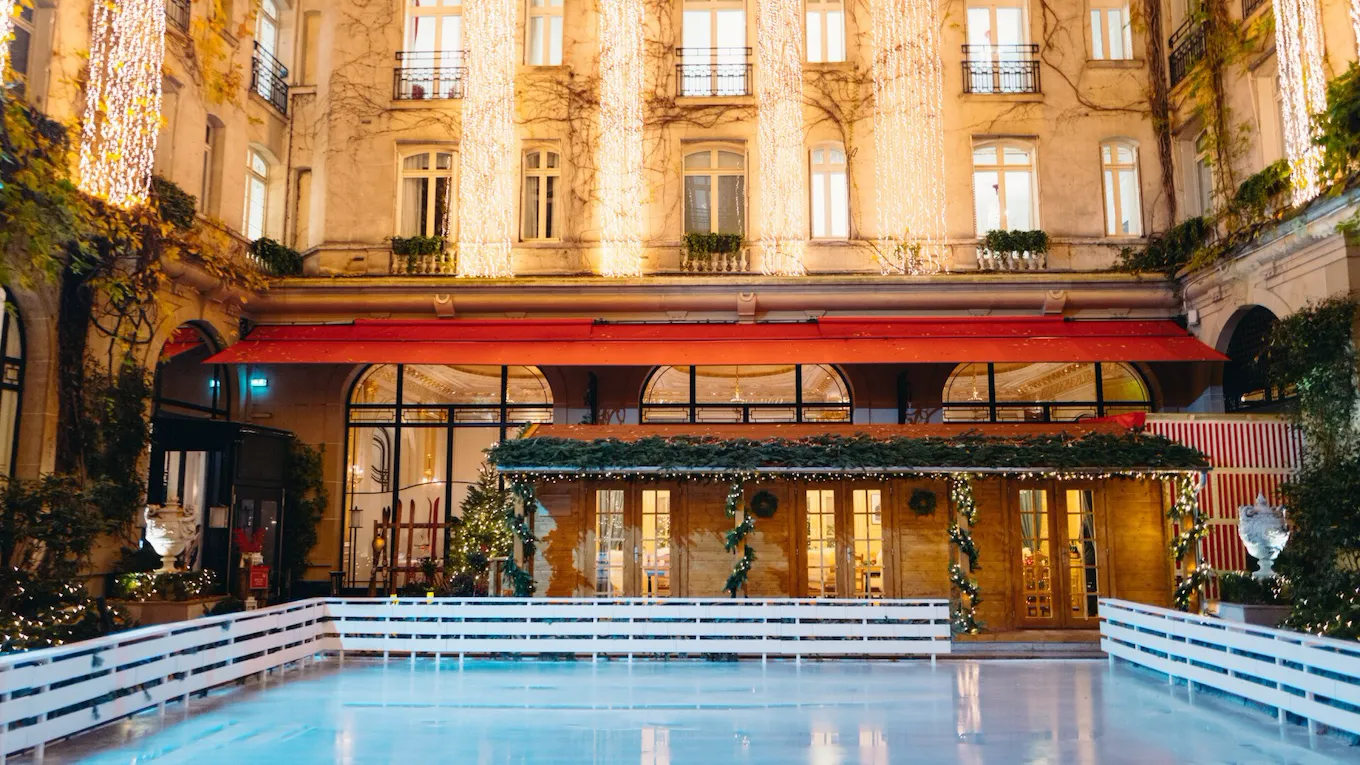 Picture of the Plaza Athenee's chalet with the skating rink 2022