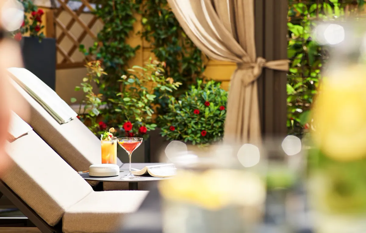 Lettini e due cocktail nella soleggiata Aurora Terrace Suite dell'Hotel Eden, Roma