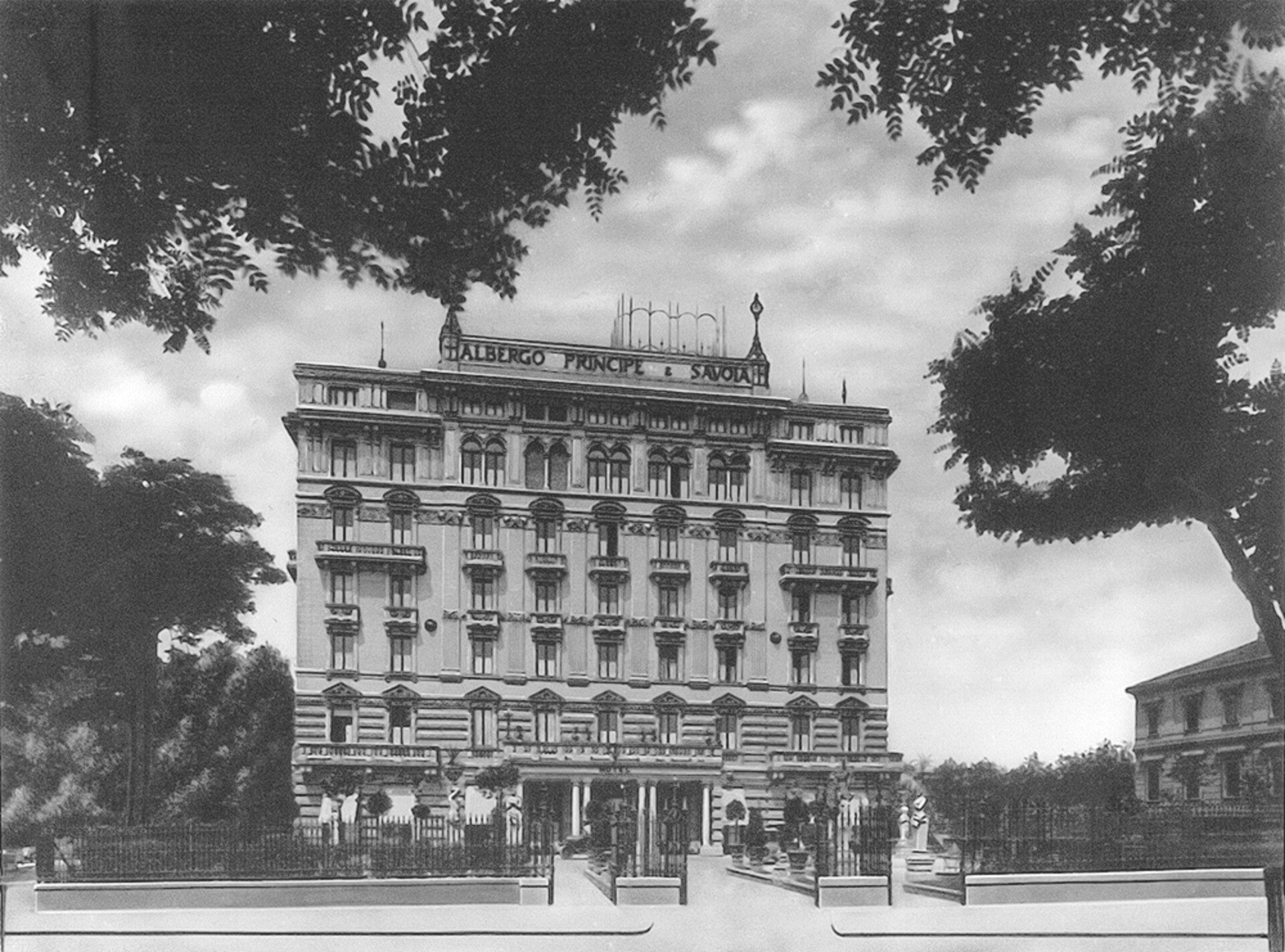 Facciata dell'hotel in una vecchia foto in bianco e nero