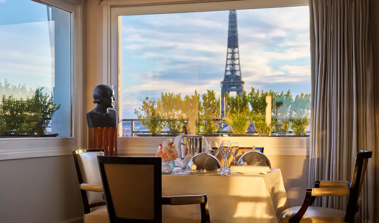 Diner romantique avec set up dans la Suite Signature Eiffel.