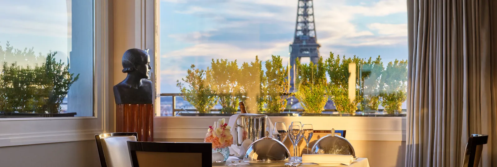 Diner romantique avec set up dans la Suite Signature Eiffel.