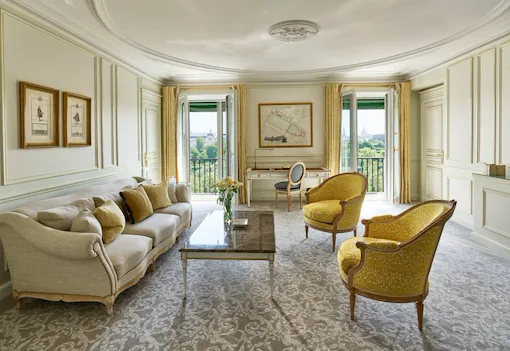 Vue panoramique du salon d’une suite de prestige au Meurice, Paris.