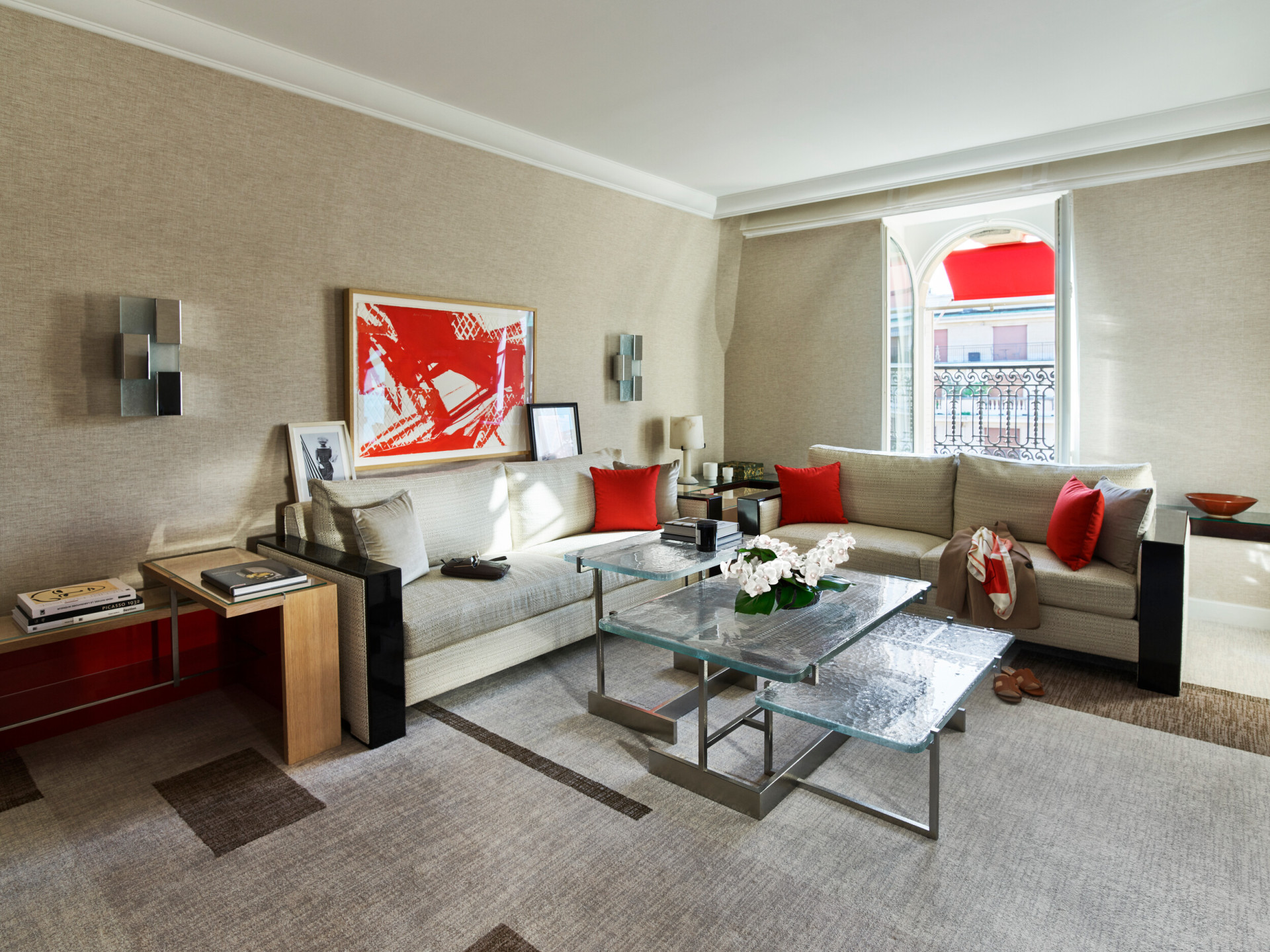 A sala de estar da Suite Deluxe do Hotel du Plaza Athénée