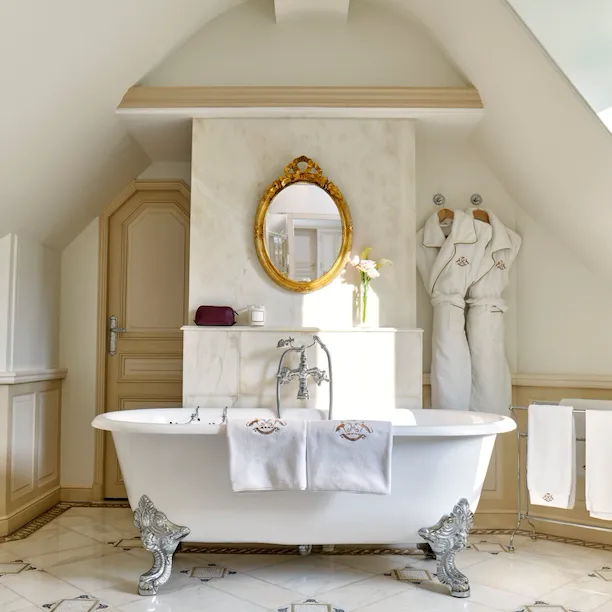 Salle de bain de la suite Parisienne au Le Meurice, Paris.