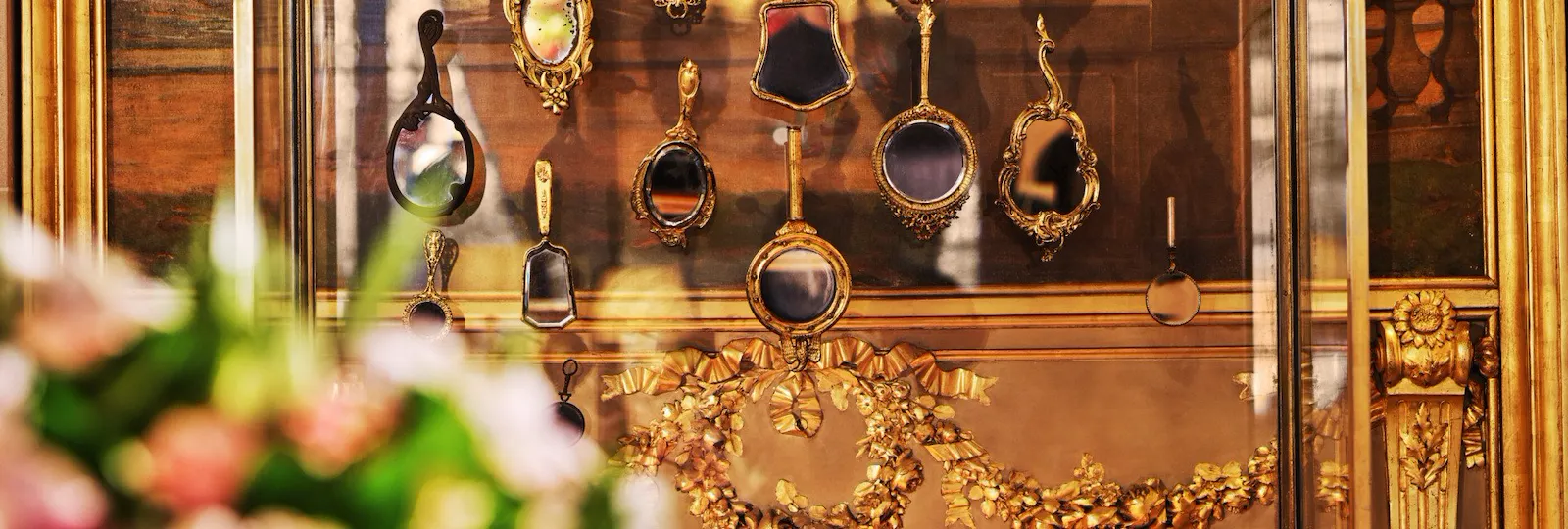 Détails dorés et miroirs dans la cheminée du hall d’entrée du Meurice, Paris - Dorchester Collection