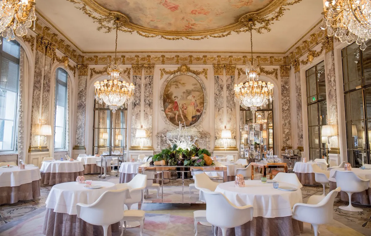Global view of the restaurant room at Restaurant Le Meurice Alain Ducasse at Le Meurice, Paris