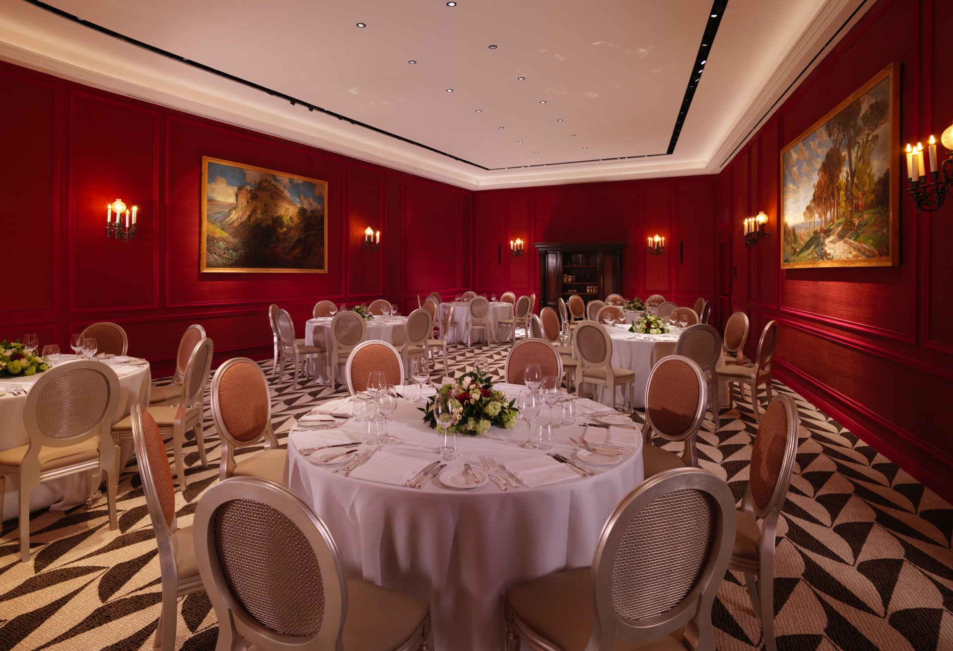Round tables banqueting setup at Sala Borghese at Hotel Eden, Rome