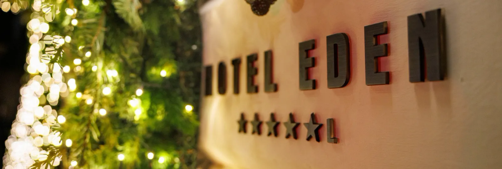 Dettaglio dell'ingresso di Hotel Eden con luci natalizie