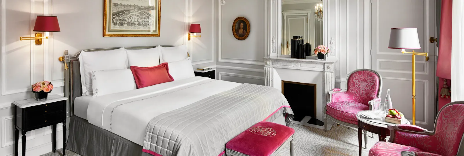 Photo of the deluxe room at the hotel plaza athenée