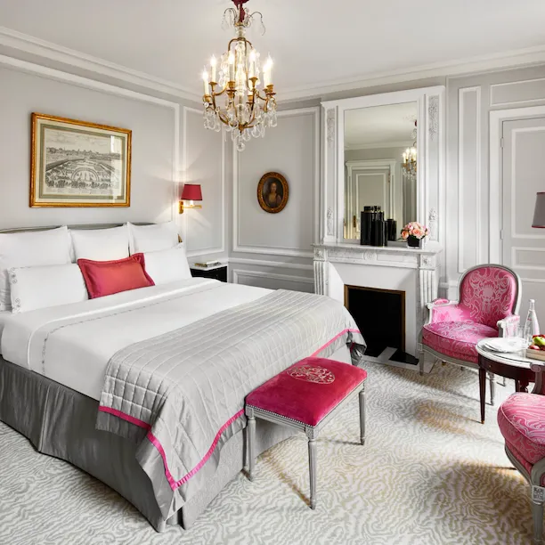 Photo of the deluxe room at the hotel plaza athenée