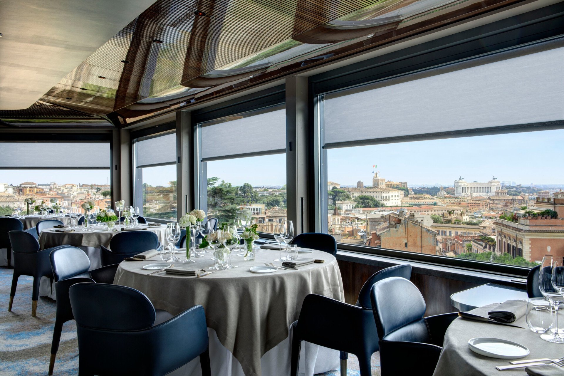 Quattro tavoli rotondi allestiti per un pranzo privato a La Terrazza