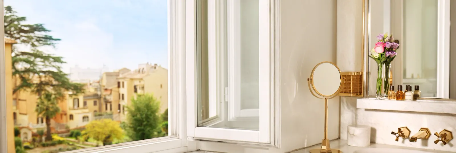 Bathroom of prestige room with view with panoramic view at Hotel Eden