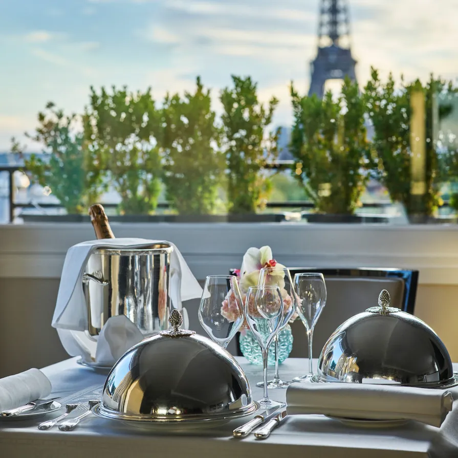 HPA - 878 - Eiffel-Suite-Signature-romantic-dinner-set-up-HR-by-markread (1)