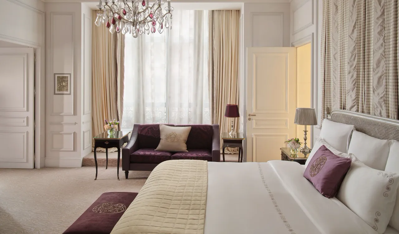 Este é o quarto e a sala de estar da Suite Eiffel #261 no Plaza Athénée.