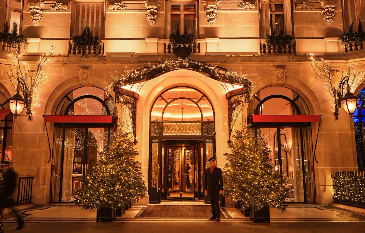 Picture of the facade during Christmas.