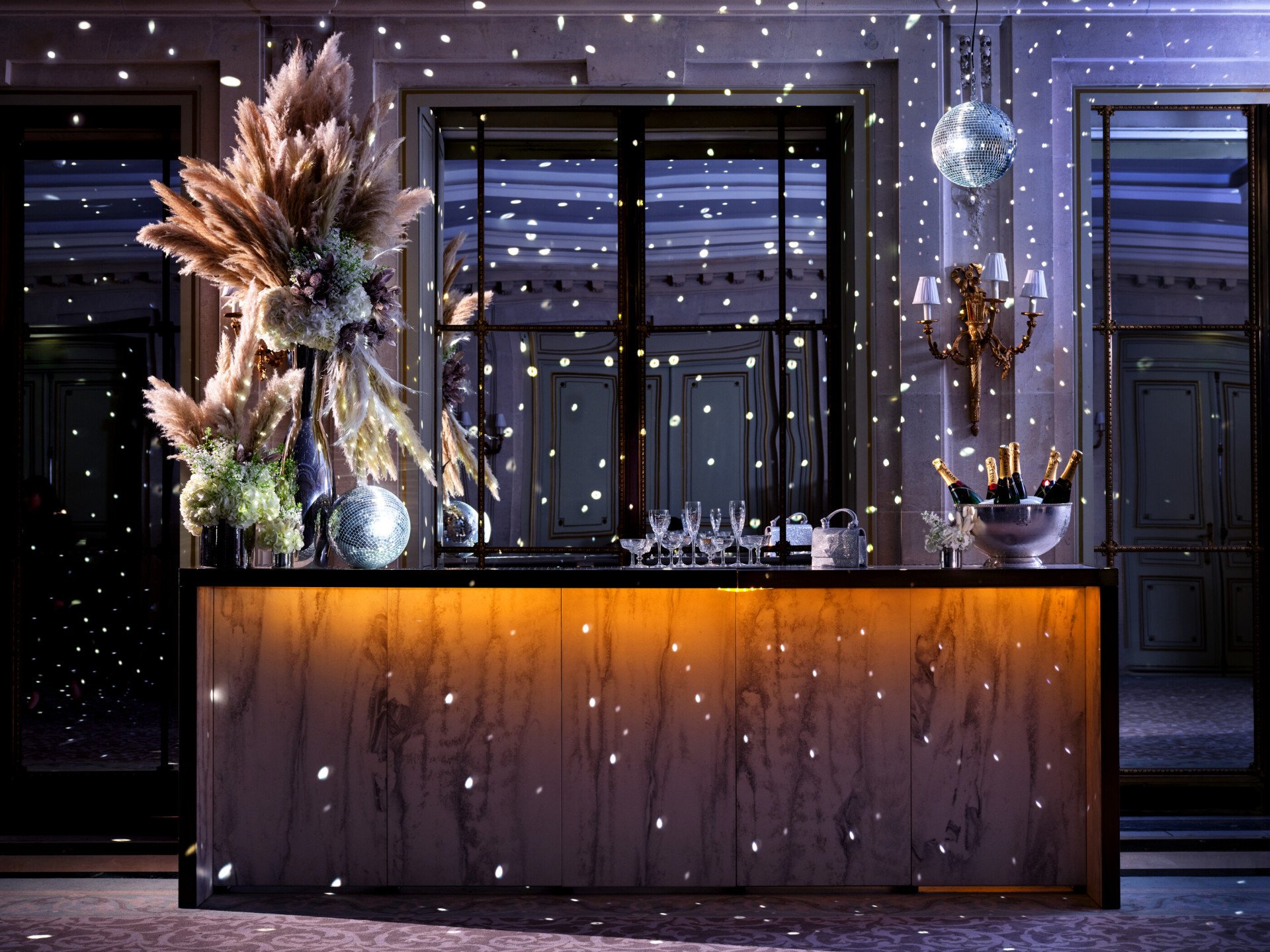Ambiance disco au bar, agrémentée de pampas et boule disco dans le salon Tuileries au Meurice, Paris - Dorchester Collection