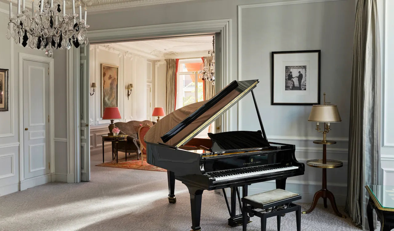 O piano na Suíte Eiffel HauteCouture do Hôtel Plaza Athénée