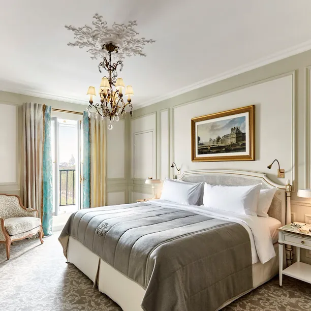 Vue lointaine de la chambre d’une suite de prestige au Meurice, Paris.