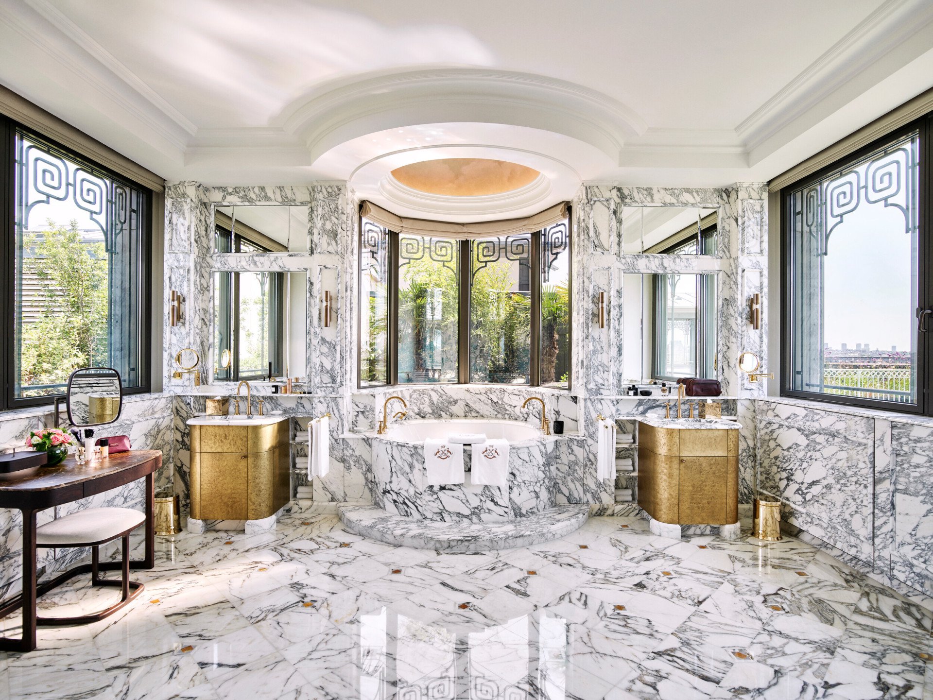 Salle de bain en marbre avec baignoire circulaire dans la suite Belle Etoile du Meurice, Paris.