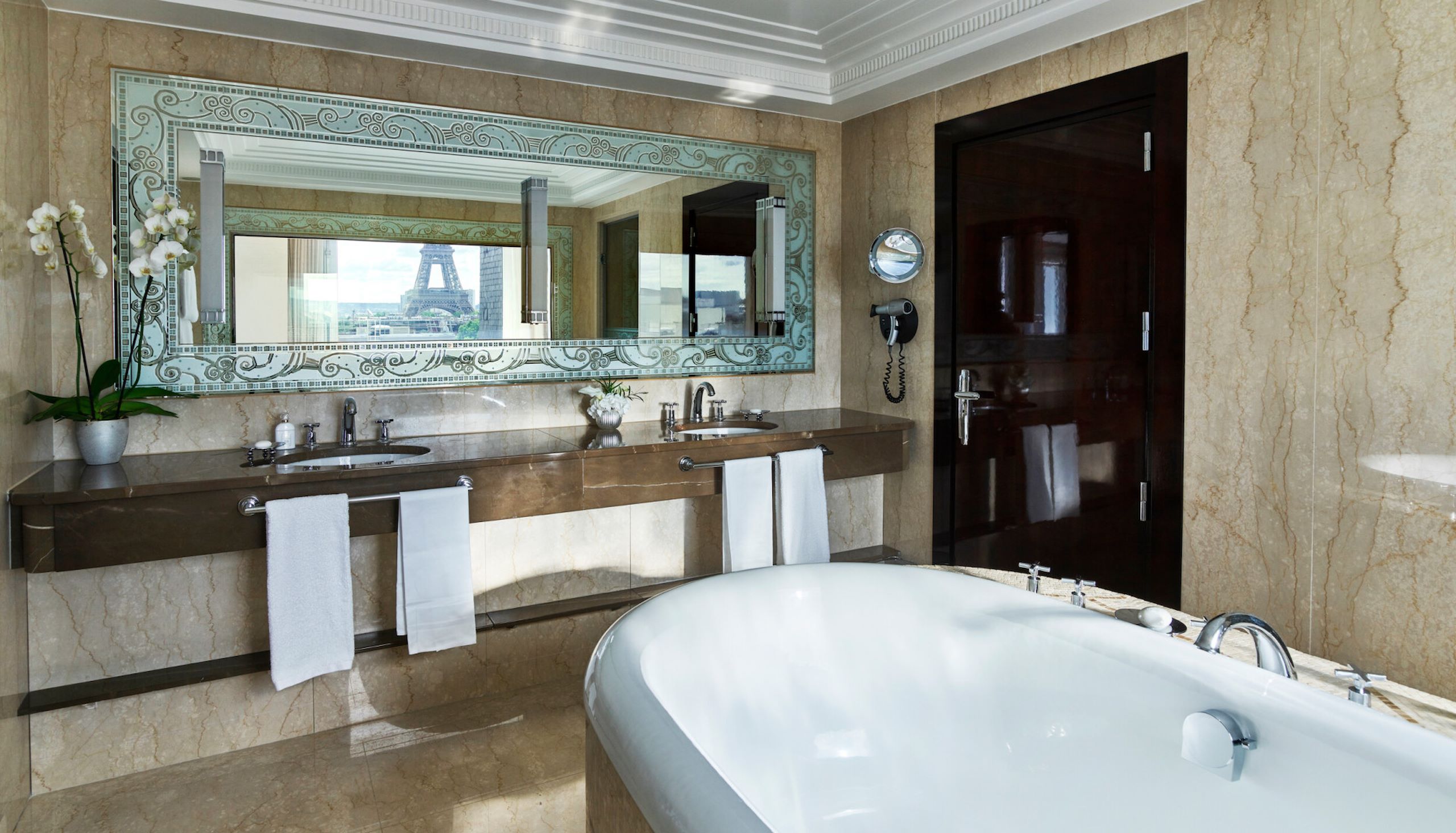 The bath in the Signature Eiffel Suite 